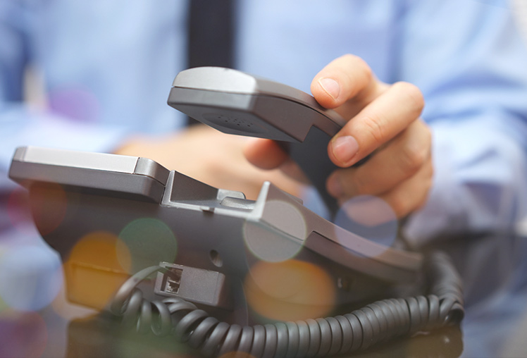 Podnoszenie słuchawki telefonu stacjonarnego
